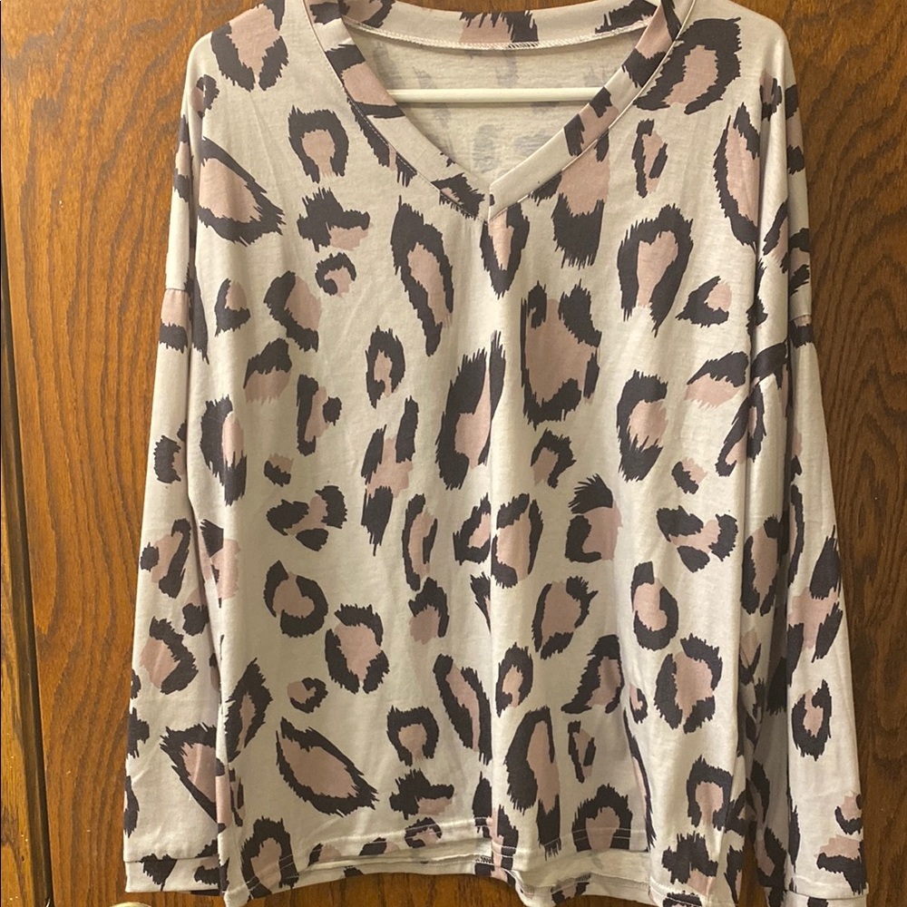 Leopard Print V-Neck Long Sleeve Top